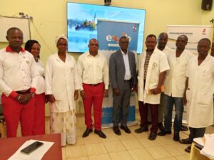 Photo de groupe avec le Professeur Zabsonré, l’équipe Exphar et les médecins du CHU de Bogodogo.