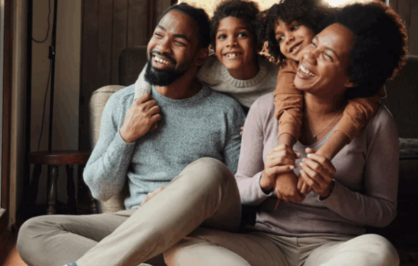 famille assise par terre